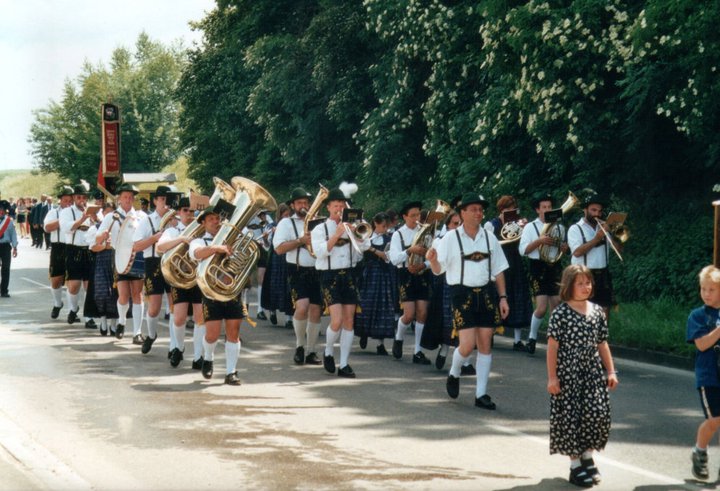 Umzug beim Feuerwehrfest in Bliensbach 2000